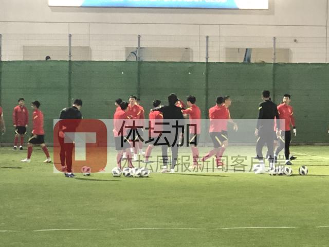 最后一练放弃踩场 国足弃五后卫打法演练定位球